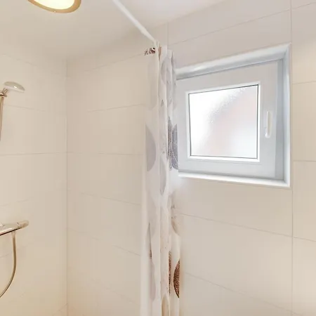 펜션 In Near Bergherbos, Cleaning Included *